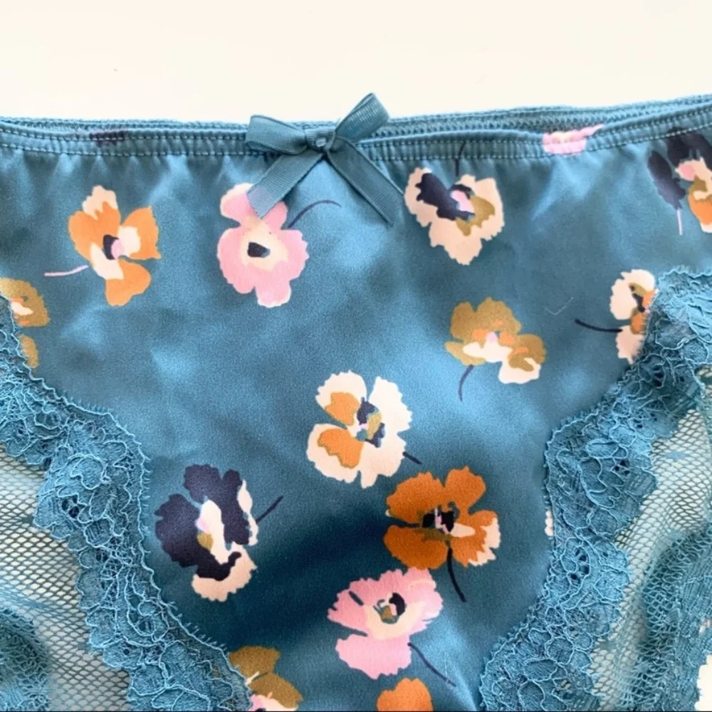 Victoria’s Secret underwear cheekini panty XS new - Picture 3 of 5